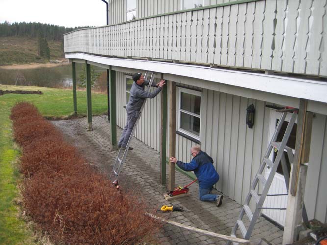 John og Knut retter opp verandaen