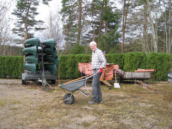 Jan Ivar stusset hekk og fjernet diverse busker og kratt