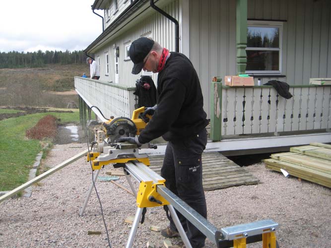 Morten kapper til nye verandabord