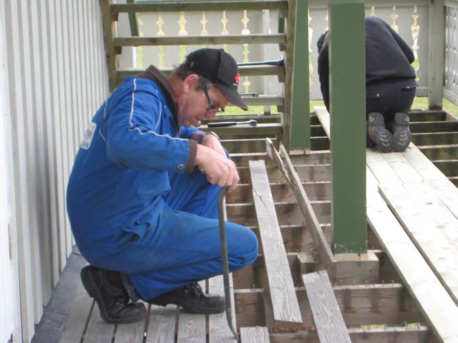 Torbjørn fjerner balkongbord