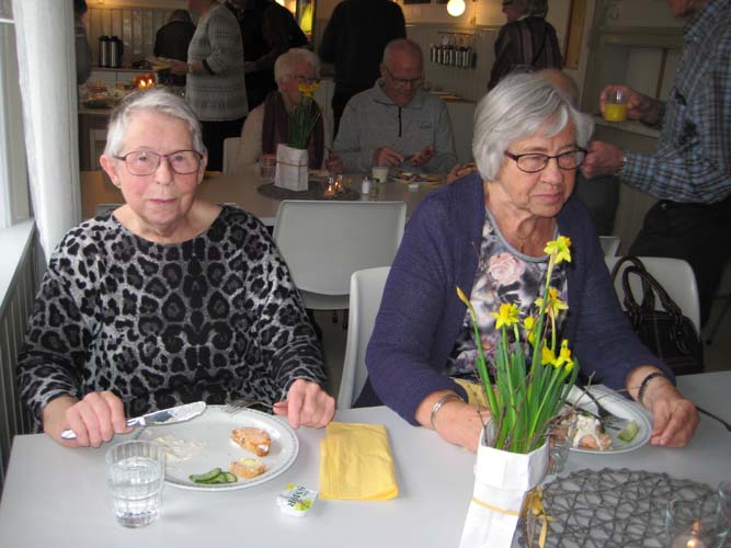 Damene koser seg med maten