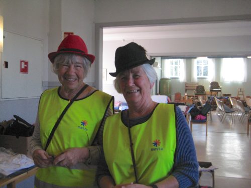 Hattene prøves før salget starter