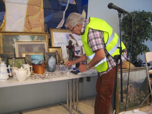 Åge sjekker auksjonsvarene