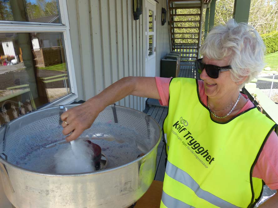Inger Johanne ved sukkerspinnmaskinen